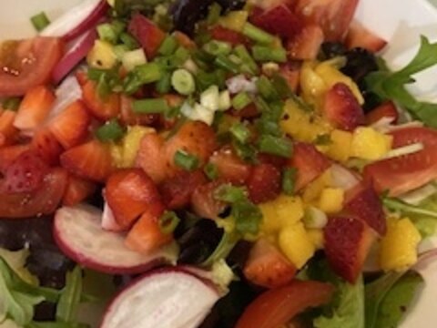フルーツと葉野菜、赤かぶ入りサラダ